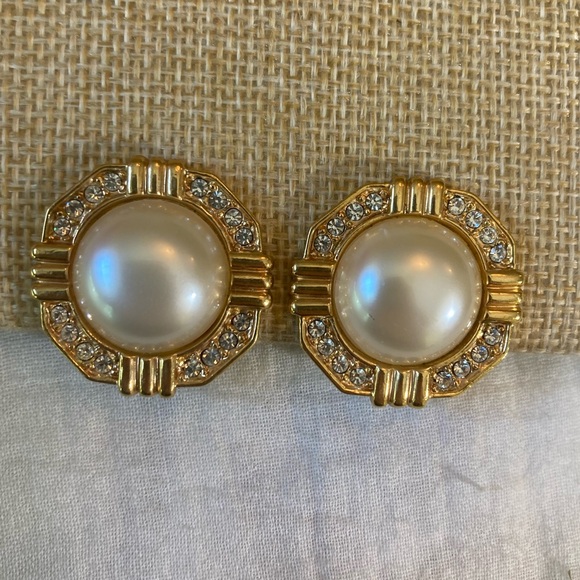 Jewelry - Vintage Clip on‎ Earrings with Faux Mabe’ Pearl and Rhinestone Accents